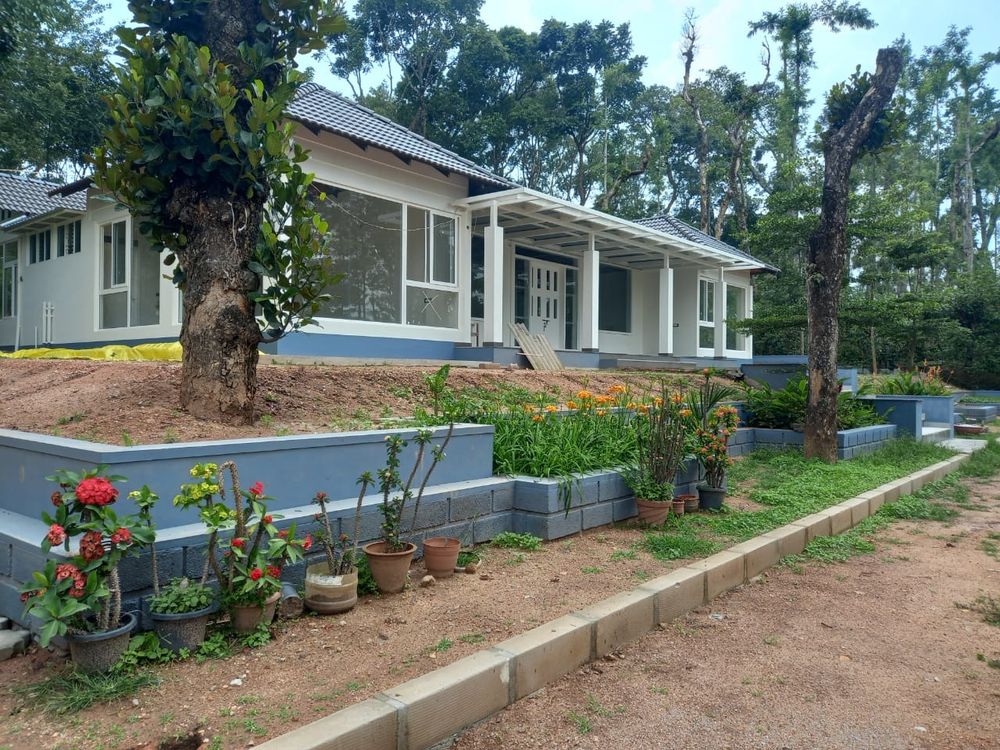 Estate bungalow with its garden, run as a homestay in Chikkamagaluru